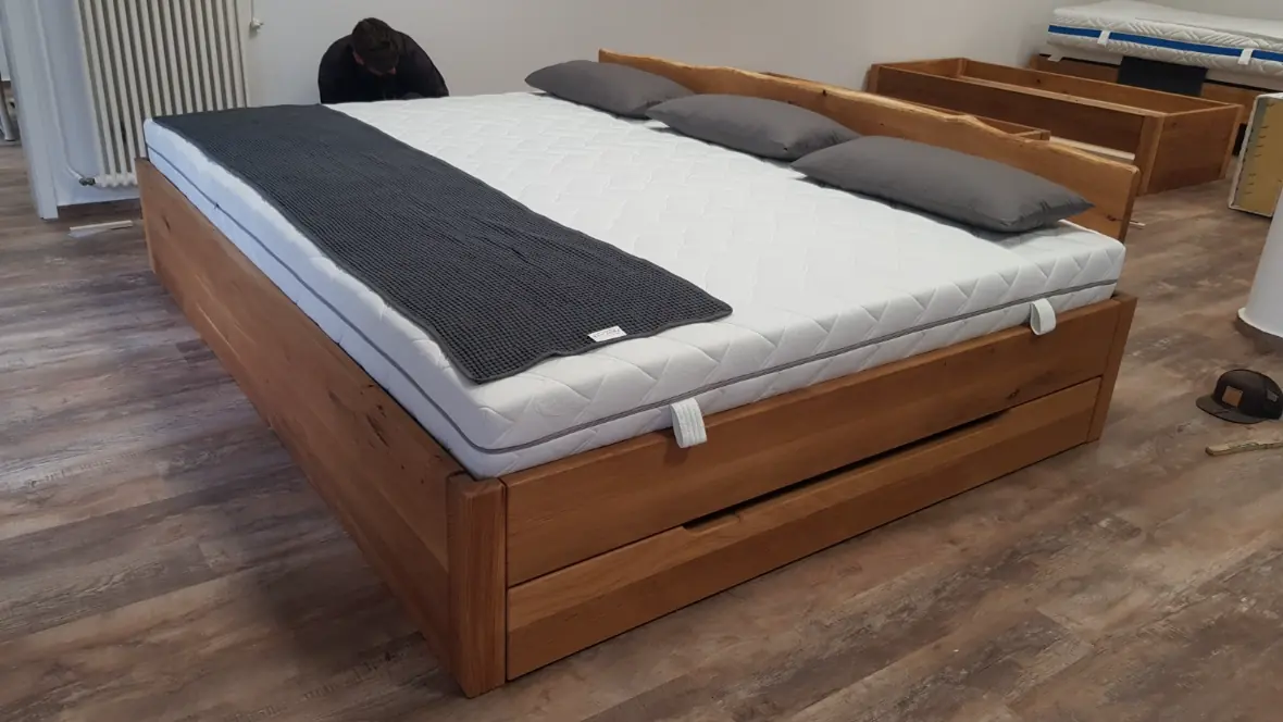 Balkenbett aus Eiche mit Stauraum